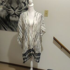 Shore Drive Black and White Kimono